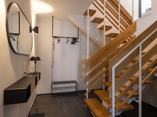 Treppenhaus zur Wohnung im OG