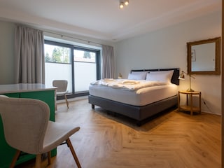 Schlafzimmer 1 mit Zugang zur Terrasse