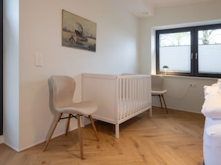 Schlafzimmer 2, Kinderbett und Terrassentür