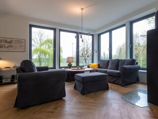 Wohnzimmer mit Panoramafenster - Blick in die Hunteauen
