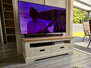 in Fernseher und eine PlayStation mit Heimkino-Anlage