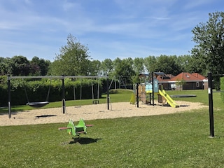 Es gibt einen Spielplatz in der Nähe