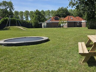 Es gibt einen Spielplatz in der Nähe