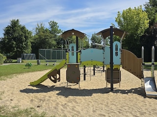 Es gibt einen Spielplatz in der Nähe