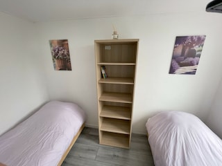 Zwei Zimmer mit Einzelbetten