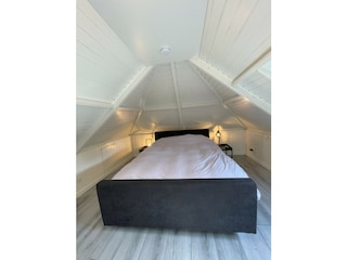 Gemütliches Dachzimmer mit Doppelbett