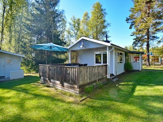 Seitenansicht des Hauses mit Terrasse