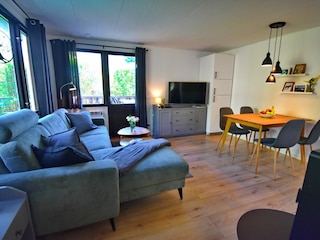 Wohnbereich mit TV und Esstisch