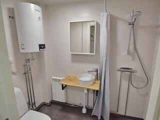 Badezimmer mit WC und Dusche