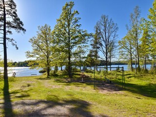 Spielplatz + Badestelle am See (nur 400 Meter vom Haus)