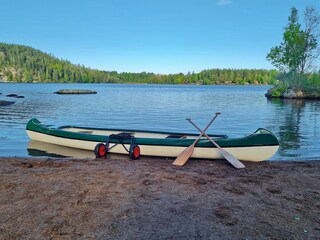 das hauseigene Kanu für Paddeltouren über den See