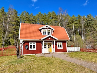 Blick auf das klassisch rot-weiße Schwedenhaus!
