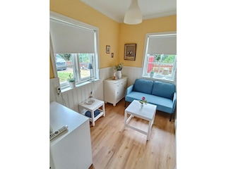 zweites, kleines Wohnzimmer mit TV