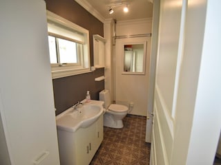 Badezimmer mit WC, Dusche, Waschmaschine und Trockner