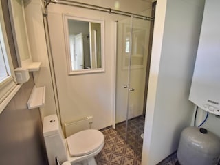 Badezimmer mit WC, Dusche, Waschmaschine und Trockner