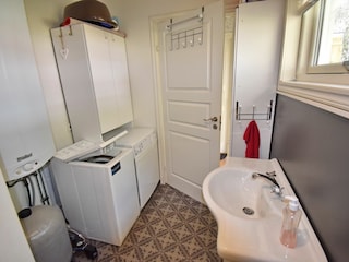 Badezimmer mit WC, Dusche, Waschmaschine und Trockner