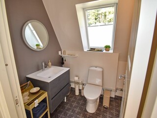 Badezimmer im Obergeschoss mit WC und Dusche