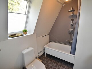 Badezimmer im Obergeschoss mit WC und Dusche