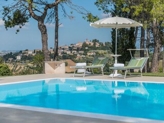 Villa Silvia - Poolbereich mit Sonnenliegen