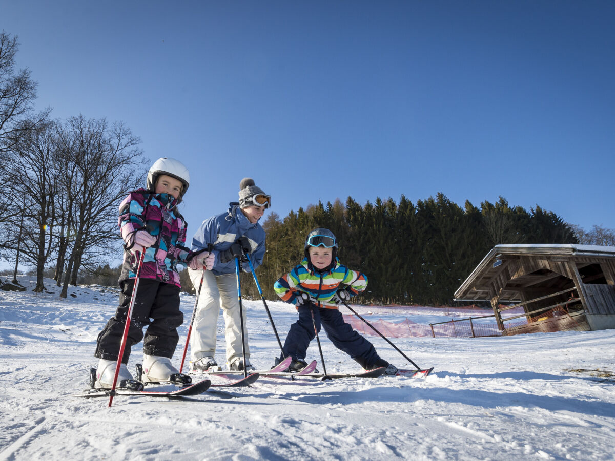 Kinder beim Skifahren