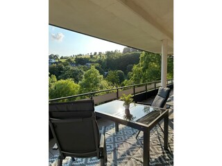 Vier Stühle sind vorhanden