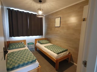 Schlafzimmer mit 2 Betten