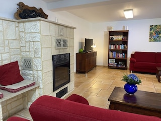 Wohnzimmer mit Kamin