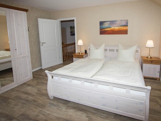 Schlafzimmer 1 mit TV