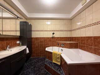 Bad mit Dusche und Eckwanne