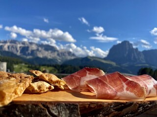 Südtiroler Speck bei herrlicher Bergluft