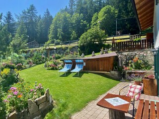 Der Garten mit Liegestühlen Sonnenschirm u. Sitzecke
