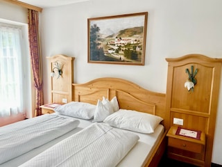 Helles Schlafzimmer in Holz mit echtem Südtiroler Flair