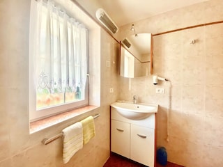 Modernes Badezimmer in warmen Erdtönen