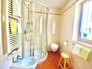 Helles Badezimmer