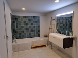 Salle de bain étage avec douche à l'italienne - bain