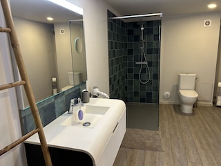 Salle de bain étage avec douche et baignoire