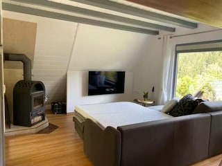 Das Sofa verwandelt sich in ein bequemes Schlafsofa mit