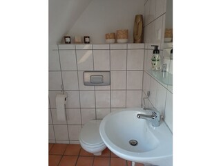 Badezimmer Waschbecken und WC