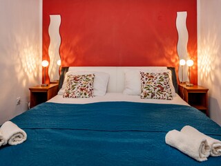 Komfortables und stilvolles Schlafzimmer.