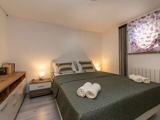 Dieses Schlafzimmer ist eine Oase der Entspannung.