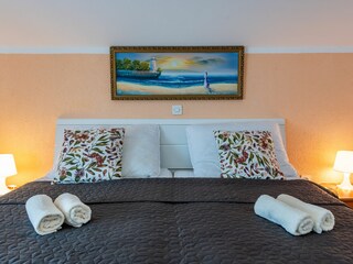 Geräumiges, helles und romantisches Schlafzimmer.