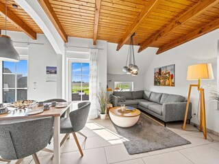 Wohnzimmer mit integriertem Essbereich