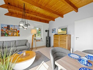 Wohnzimmer mit integriertem Essbereich