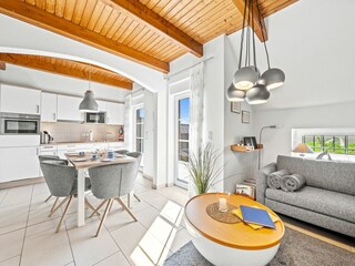 Wohnzimmer mit integriertem Essbereich