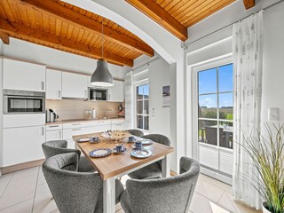 Wohnzimmer mit integriertem Ess- und Küchenbereich