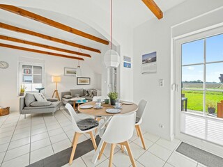Wohnzimmer mit integriertem Essbereich