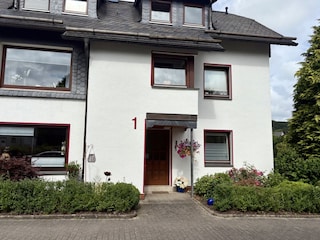 Haus von außen/ FeWo befindet sich ebenerdig