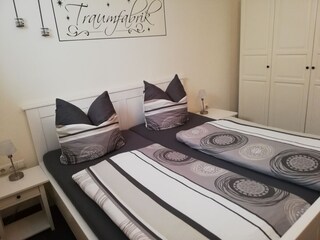 Schlafzimmer mit Doppelbett