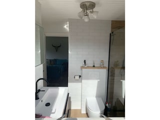 Modernisierter neues Badezimmer