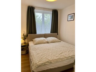 1.Schlafzimmer mit Bett 180x200cm